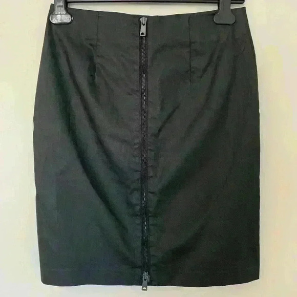 Banana Republic Black Skirt Size 4, Zips entire length of back side - Picture 1 of 3